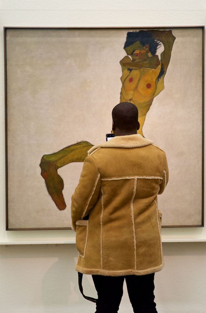 Dieser Besucher trägt die passende Farbe zu Schieles Werk im Leopold Museum in Wien.