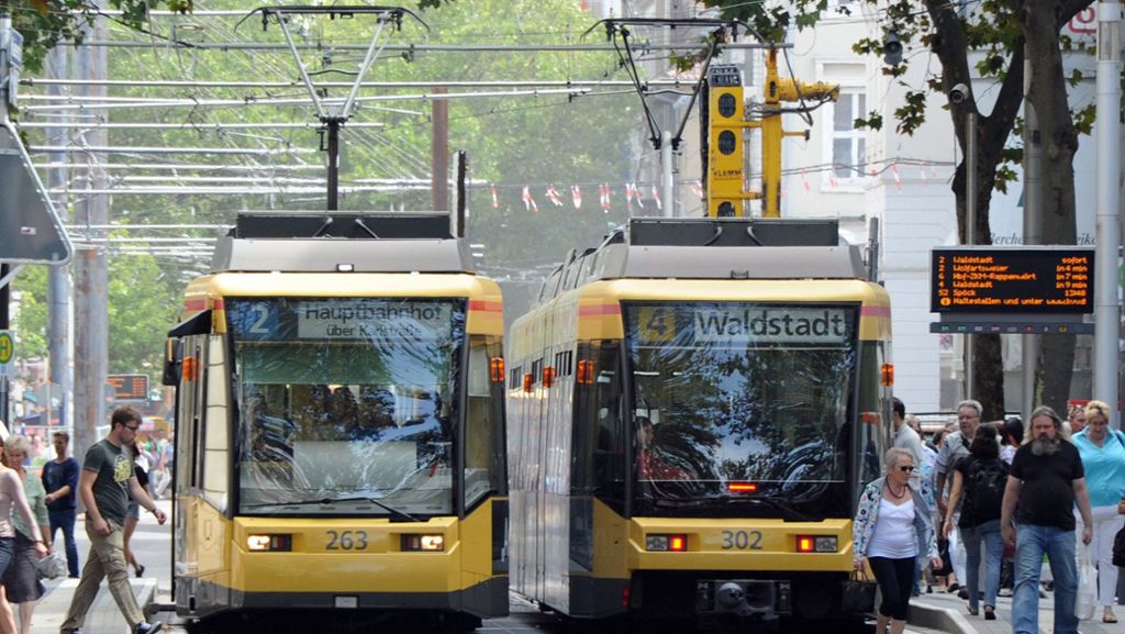 Karlsruhe: Drei Menschen von Straßenbahnen erfasst