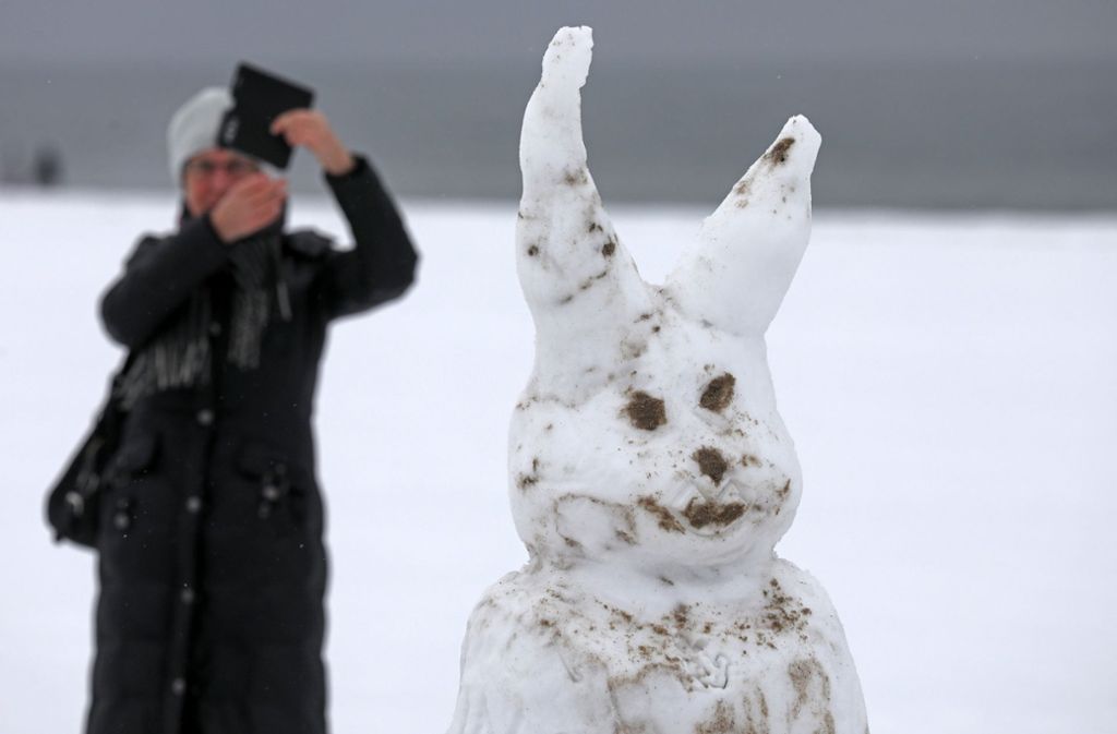 ... die Menschen nehmen den Wintereinbruch im Norden mit Humor und bauen wie auf diesem Foto aus Warnemünde den ein oder anderen Schnee-Osterhasen.