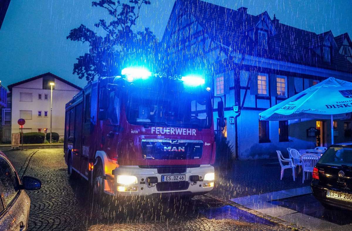 Die Feuerwehr rückte am Abend wegen des starken Regens nach Deizisau aus.