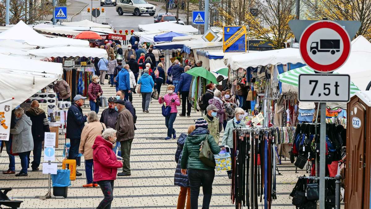 Krämermarkt in Rutesheim: Der Regenschirm hilft beim Abstandhalten