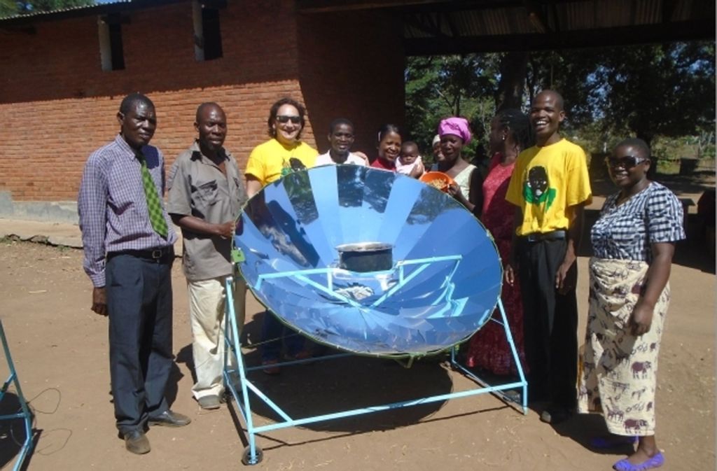 Holz ist rar in Malawi, denn es dient vielen als Brennstoff. Um die wenigen verbliebenen Bäume zu schützen, hat der Verein Solarkocher als Alternative nach Malawi gebracht.