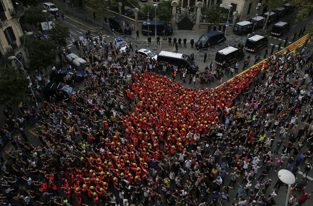 700 000 Menschen demonstrieren in Barcelona gegen das harte Vorgehen der Polizei. Auch viele – rot gekleidete – Feuerwehrleute der katalonischen Hauptstadt schließen sich den Demonstranten an.