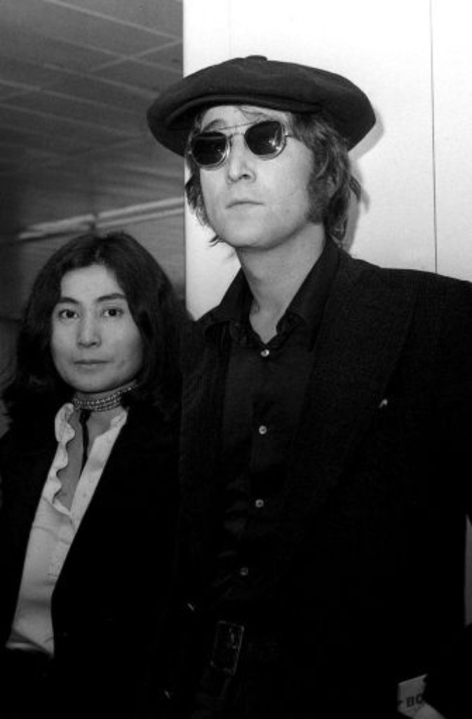 Die Geburt von Sean, John Lennons zweitem Sohn, rettet den Musiker 1975 aus dem Teufelskreis von Drogen und Alkohol. John zieht sich weitgehend aus der Öffentlichkeit zurück. Er wird Hausmann und kümmert sich um Seans Erziehung.