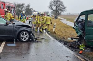 Autofahrerin gerät in Gegenverkehr – Drei Menschen schwer verletzt