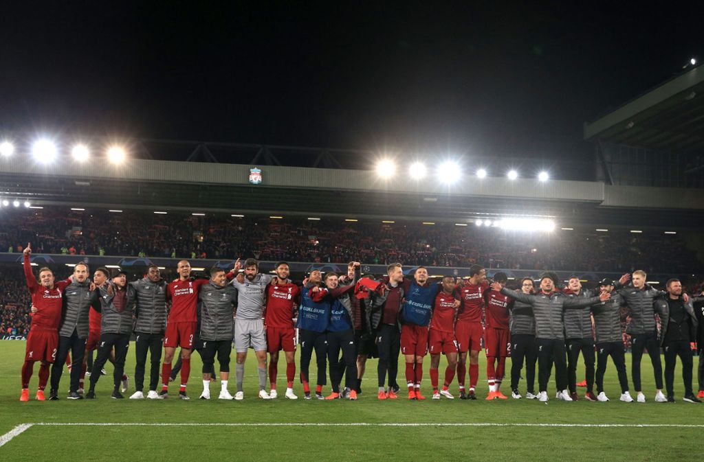 Nach dem Sensationssieg präsentiert sich der FC Liverpool seinen Fans als eingeschworene Truppe. So haben sie zuvor auch gespielt.
