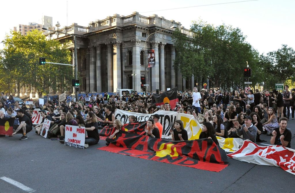 In mehreren Städten gab es Protestmärsche gegen den Nationalfeiertag, da dieser die Ureinwohner Australiens missachte.