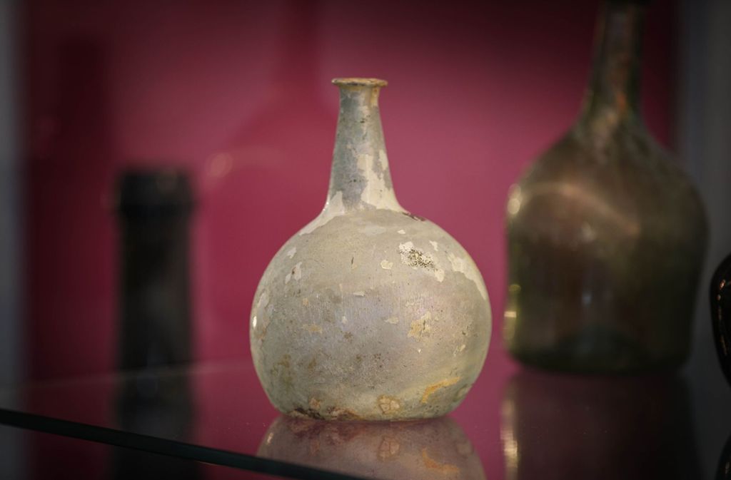 Diese Kugelflasche stammt aus dem 16. Jahrhundert und hat Patina angesetzt.