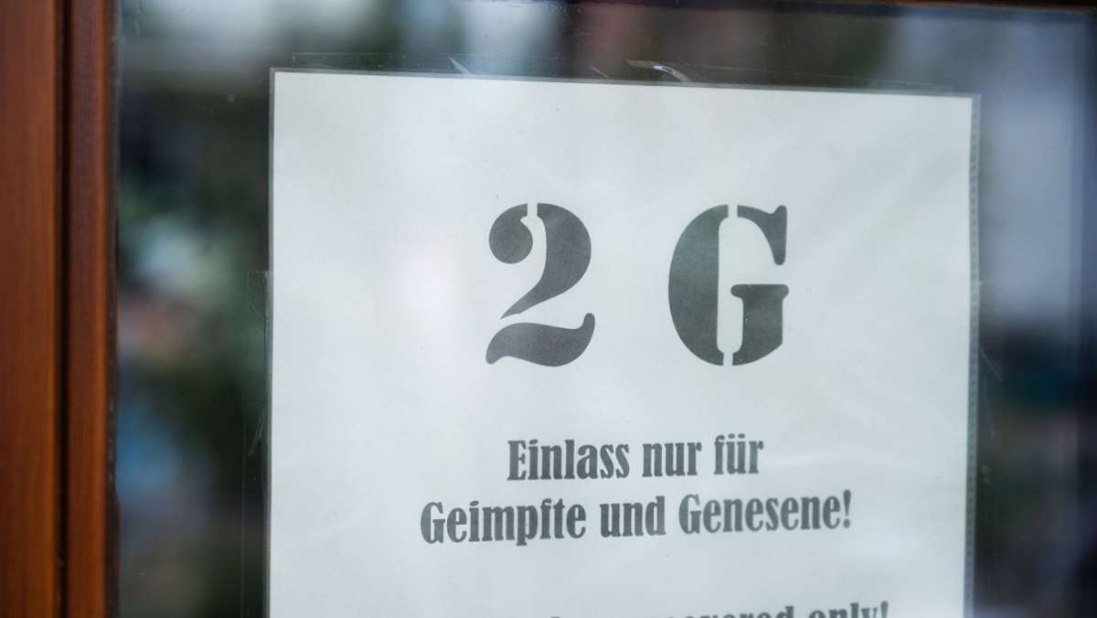  Das bayerische Kabinett hat am Montag schärfere Corona-Regeln beschlossen, die von Dienstag an gelten sollen. In Gaststätten und Hotels gilt dann die 2G-Regel. 