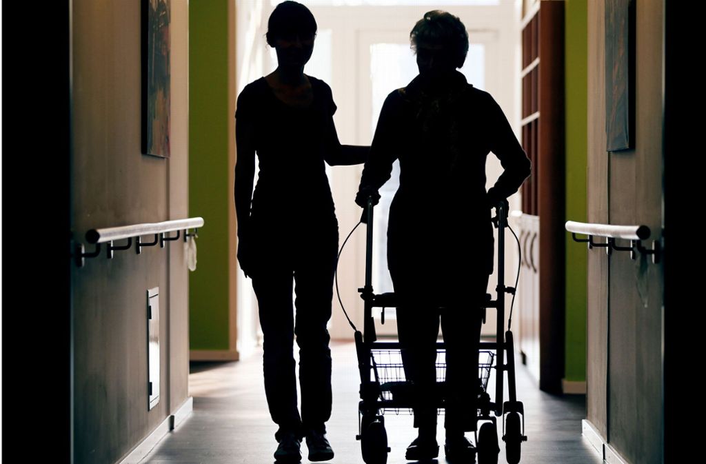Fachkräfte in der Altenpflege müssen sich noch gedulden, bis die Verdienste auf breiter Front deutlich steigen. Foto: dpa