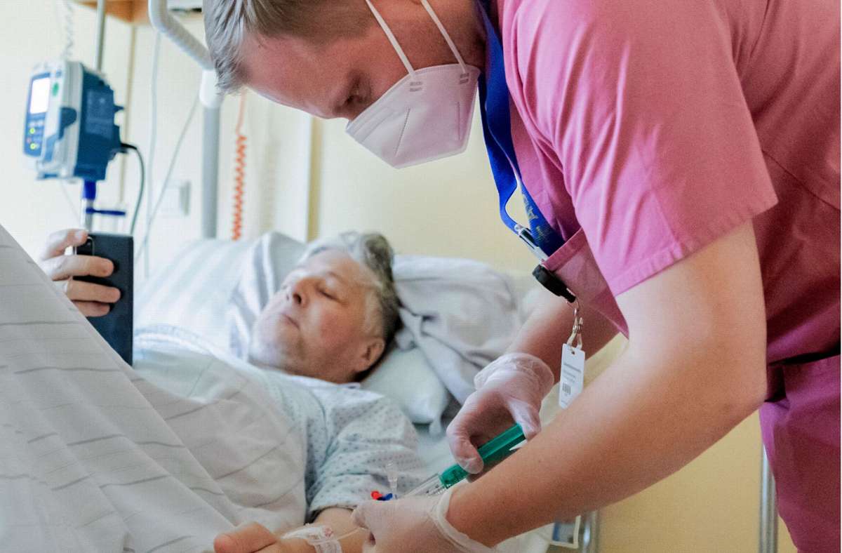 Nach wie vor sehen sich die Pflegekräfte oft stark überlastet. Foto: dpa/Christoph Soeder