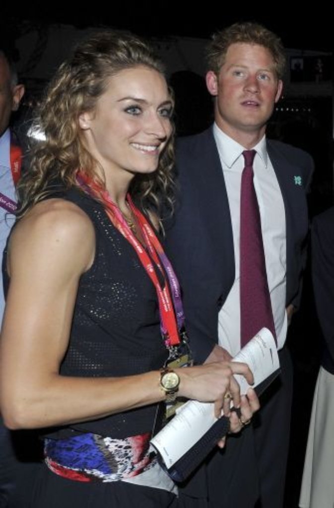 Prinz Harry mit Amy Williams, Gewinnerin der Goldmedaille im Bob/Skeleton bei den Winterspielen.
