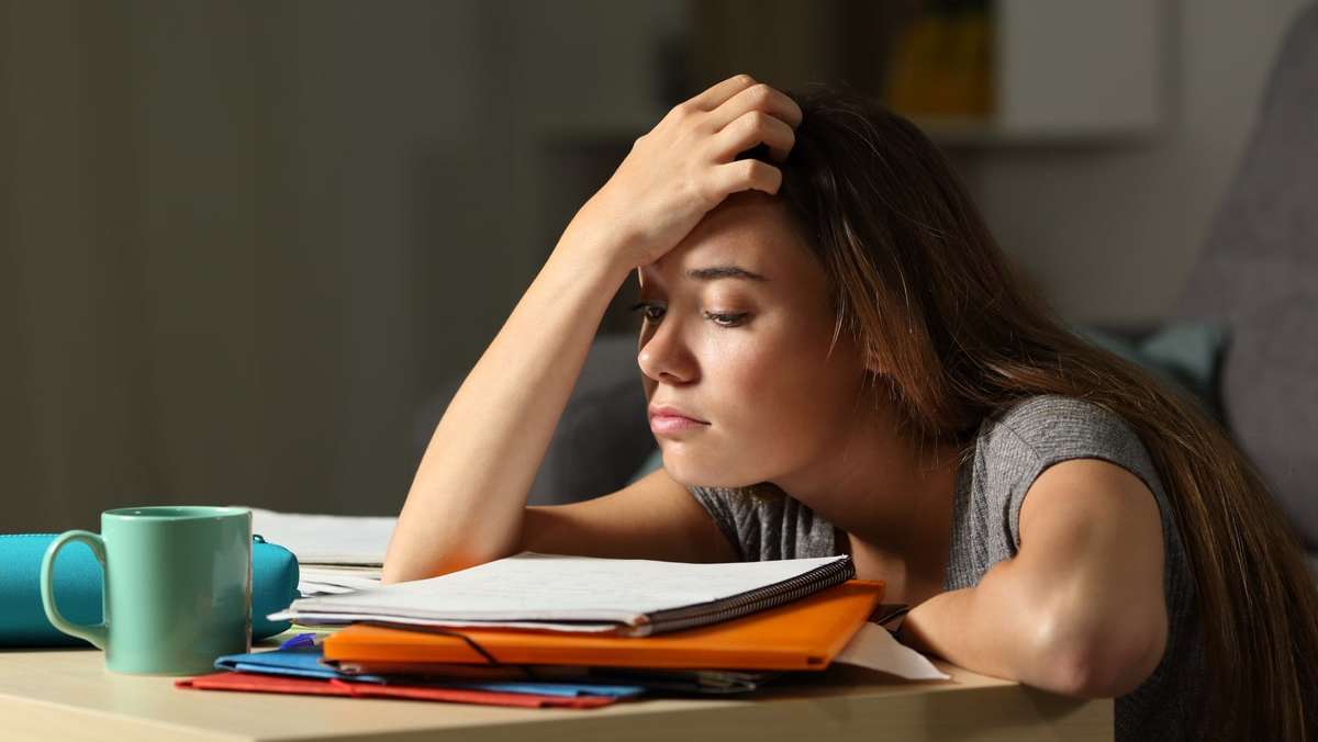 Stress ist im Alltag oft allgegenwärtig. Zu viel davon kann negative Folgen haben. Stichwort: Burnout. Aber gilt das auch für Jugendliche? Eine Psychotherapeutin spricht über Leistungsdruck und warum Burnout keine eigenständige Diagnose ist.