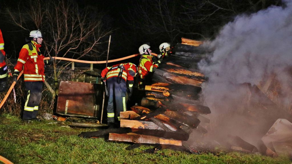Einsatz in Aichwald: Und wieder brennt ein Holzstapel