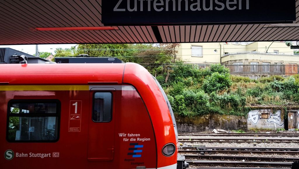 Am Bahnhof Stuttgart-Zuffenhausen: Unbekannter versucht Mann mit Metallkette zu schlagen