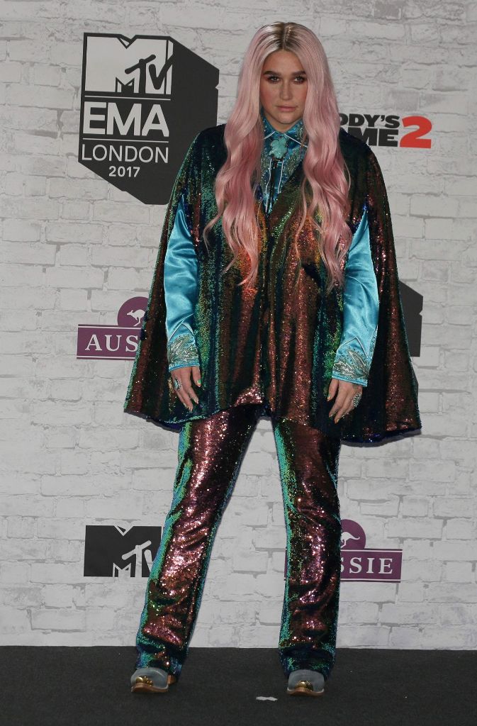 So sah das Outfit von Sängerin Kesha im Blitzlicht-Gewitter der Fotografen aus.
