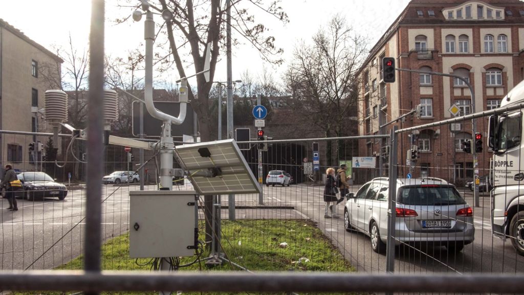 Marienplatz in Stuttgart-Süd: Stau nach Unfall am Heslacher Tunnel