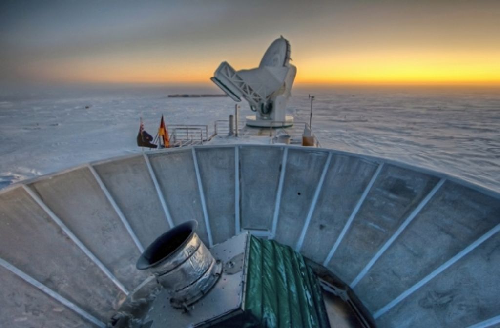 Am Südpol geht die Sonne unter: im Vordergrund ist das Teleskop BICEP2 zu sehen, das den Himmel nach der kosmischen Hintergrundstrahlung durchmustert. Mit diesen Teleskop wollen Physiker zum ersten Mal Signale des Urknalls entdeckt haben.