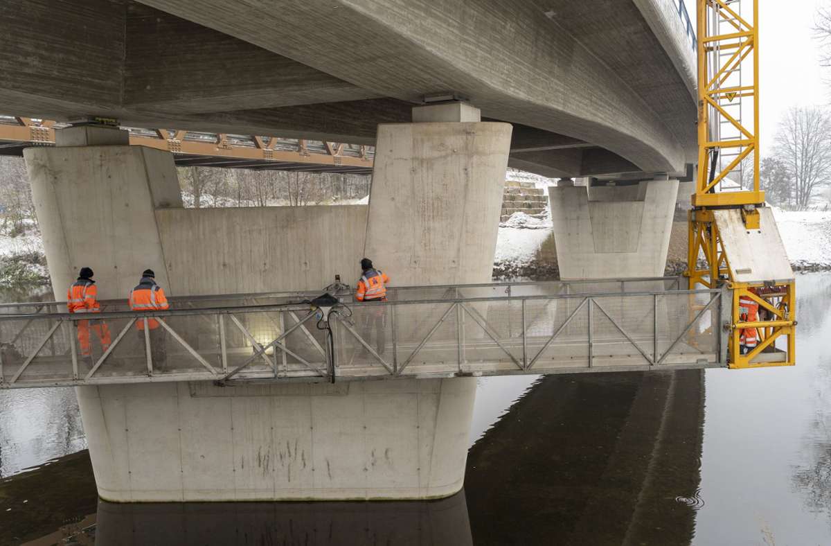 Unter der Brücke, über der Enz: Die Profis checken den Neubau.