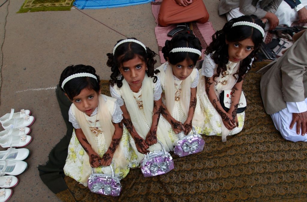 Die Hände und Arme dieser Mädchen im Yemen sind mit Henna-Malereien verziert.