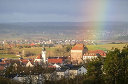 Heimsheim hat mittelalterliches Stadtrecht. Seine Geschichte ist eng mit der des Schleglerbundes verbunden, heute noch sehen am Schleglerkasten, rechts daneben das Graevenitzsche Schloss. Foto: Simon Granville