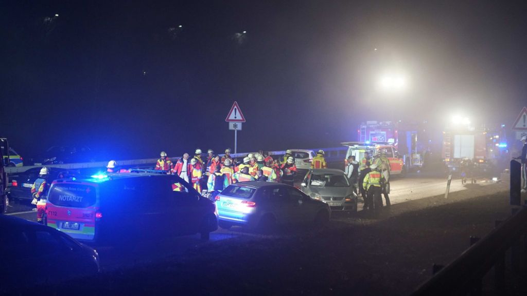 Unfall auf B27 bei Aichtal: Schwerverletzter nach Nebel-Karambolage außer Lebensgefahr