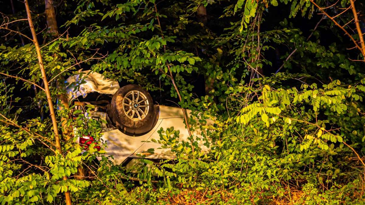 Unfall in Stuttgart-Süd: Auto überschlägt sich: 59-jährige Fahrerin schwer verletzt