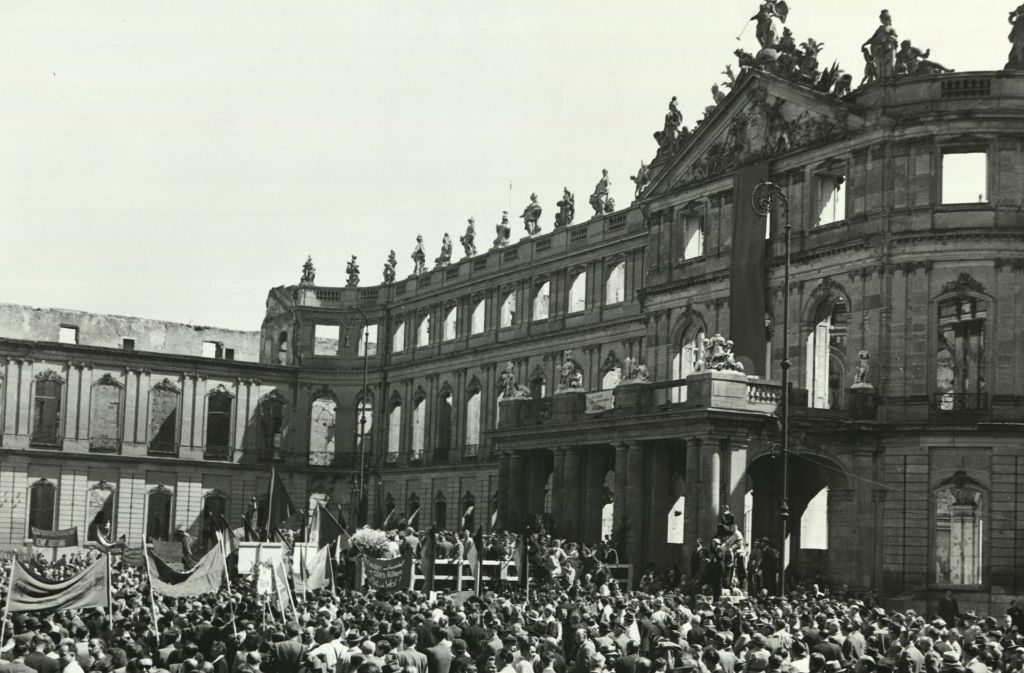 Die Feier des 1. Mai 1950 vor den Ruinen des Neuen Schlosses