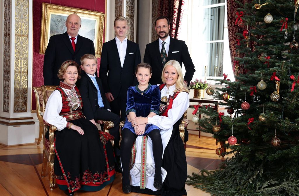 Vor fünf Jahren: Auf diesem Weihnachtsbild mit den Großeltern Sonja und Harald und Halbbruder Marius (hinten Mitte) ist Ingrid Alexandra neun und ihr Bruder Sverre Magnus acht Jahre alt.