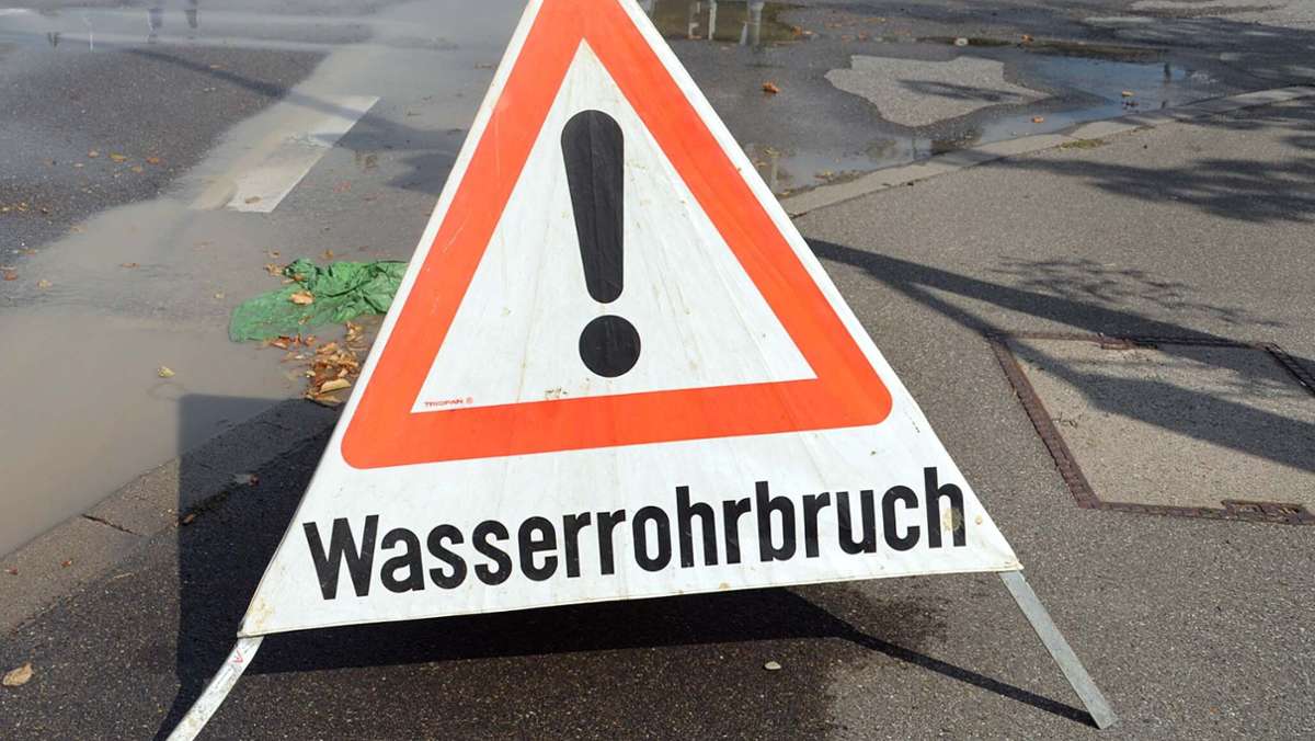 Devizesstraße in Waiblingen gesperrt: Wasserrohrbruch: Straße unterspült