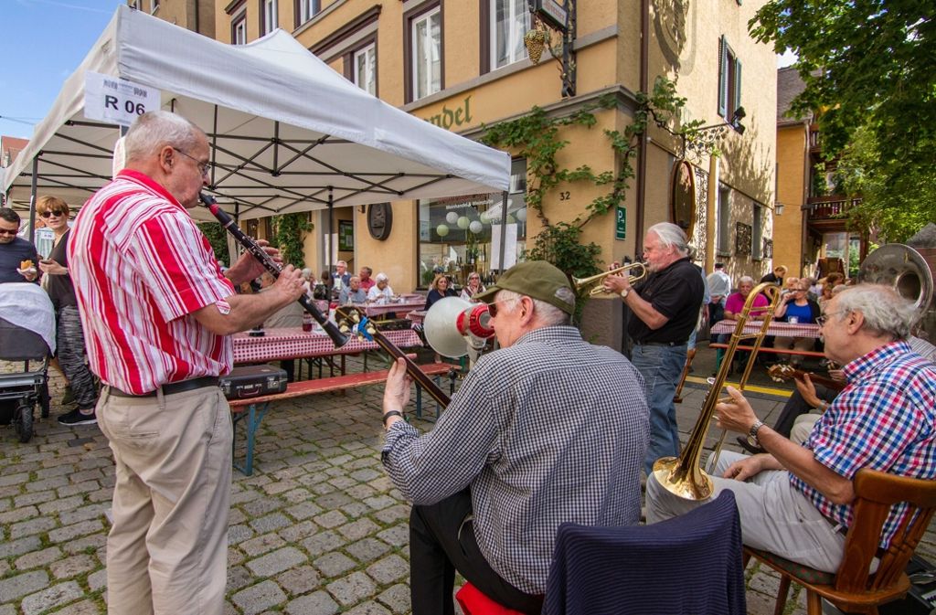 Dixie-Band-Musik hallte durch die Straßen und Gässchen zwischen Wilhelms- und dem Charlottenplatz.