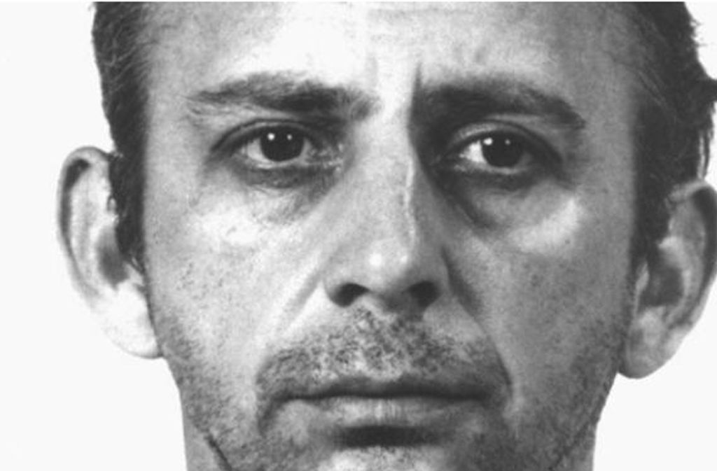 Joachim Kroll (1933-1991): Von Duisburg aus ermordete der Serienmörder und Sexualstraftäter zwischen acht und 14 Menschen und verzehrte sie teilweise. Der als „Ruhrkannibale“ bekannt gewordene Toilettenreiniger wurde 1976 gefasst. 1991 starb Kroll in der JVA Rheinbach an einem Herzinfarkt.