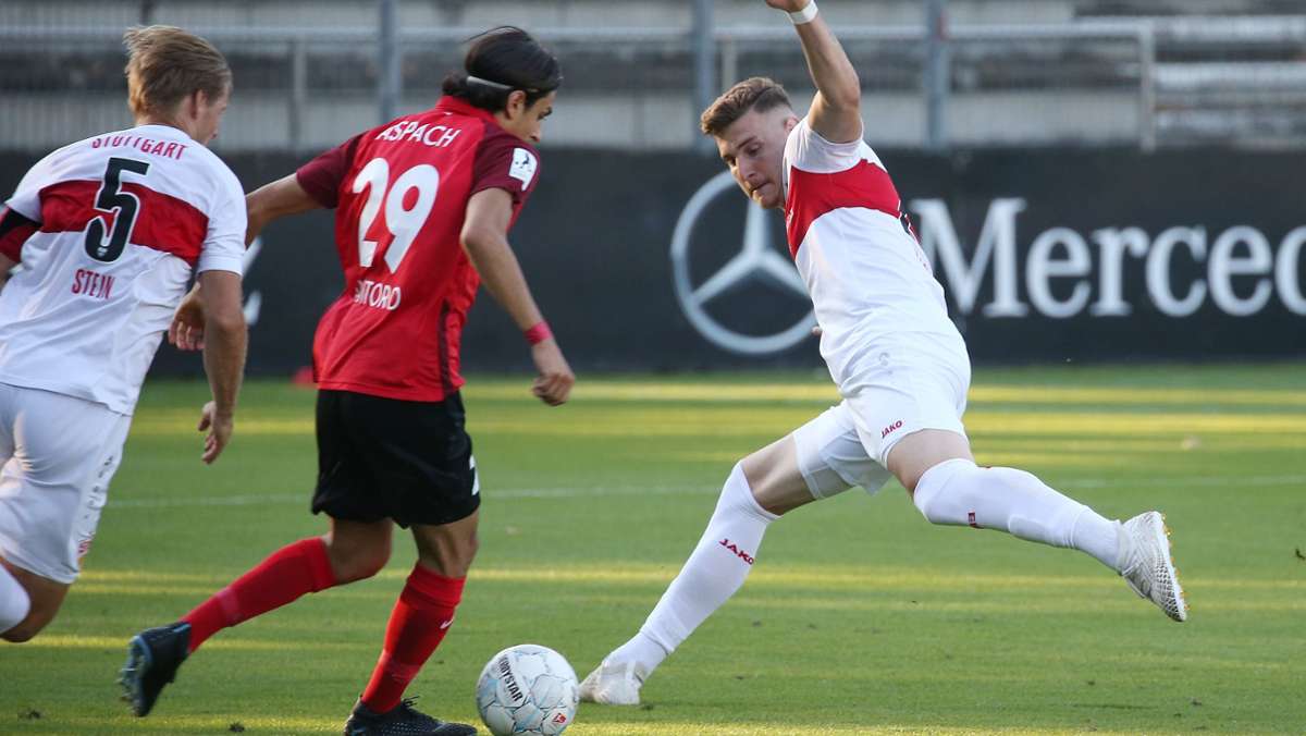  Der VfB Stuttgart II ist in die Vorbereitung auf die restlichen 14 Spiele in der Fußball-Regionalliga gestartet. Ein Trainingsgast von der SG Sonnenhof Großaspach war mit von der Partie. 