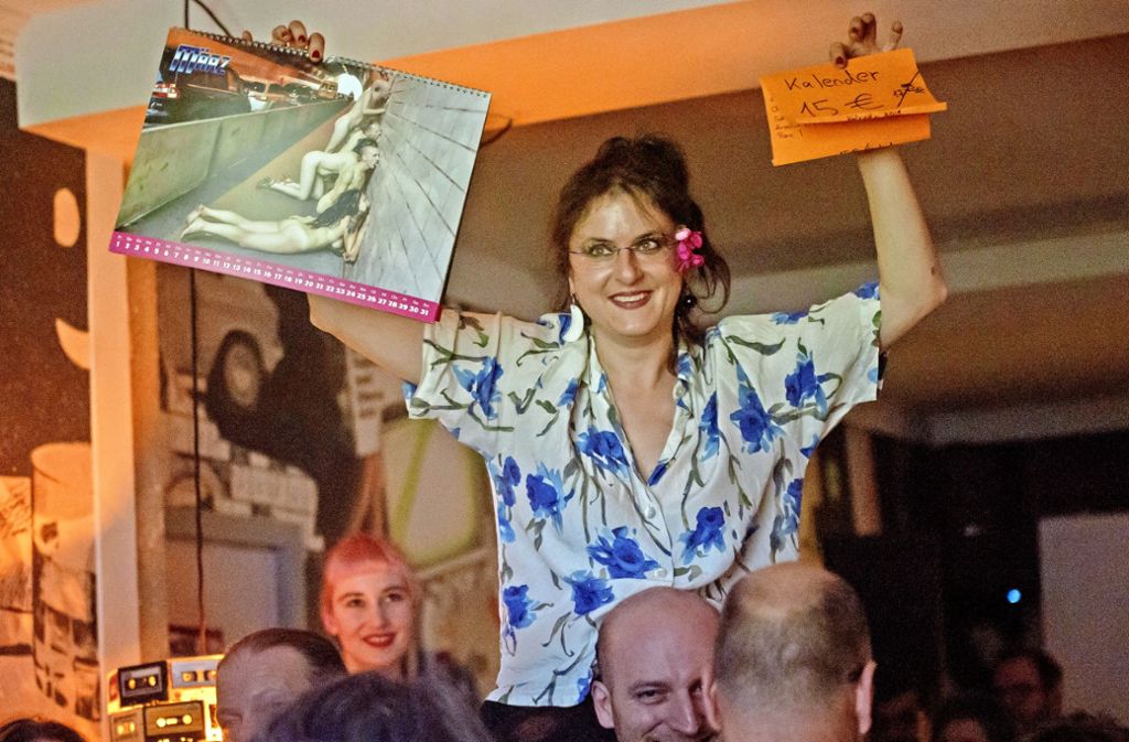 Die Performance-Künstlerin Justyna Koeke mit ihrem Nacktkalender im Schlampazius.