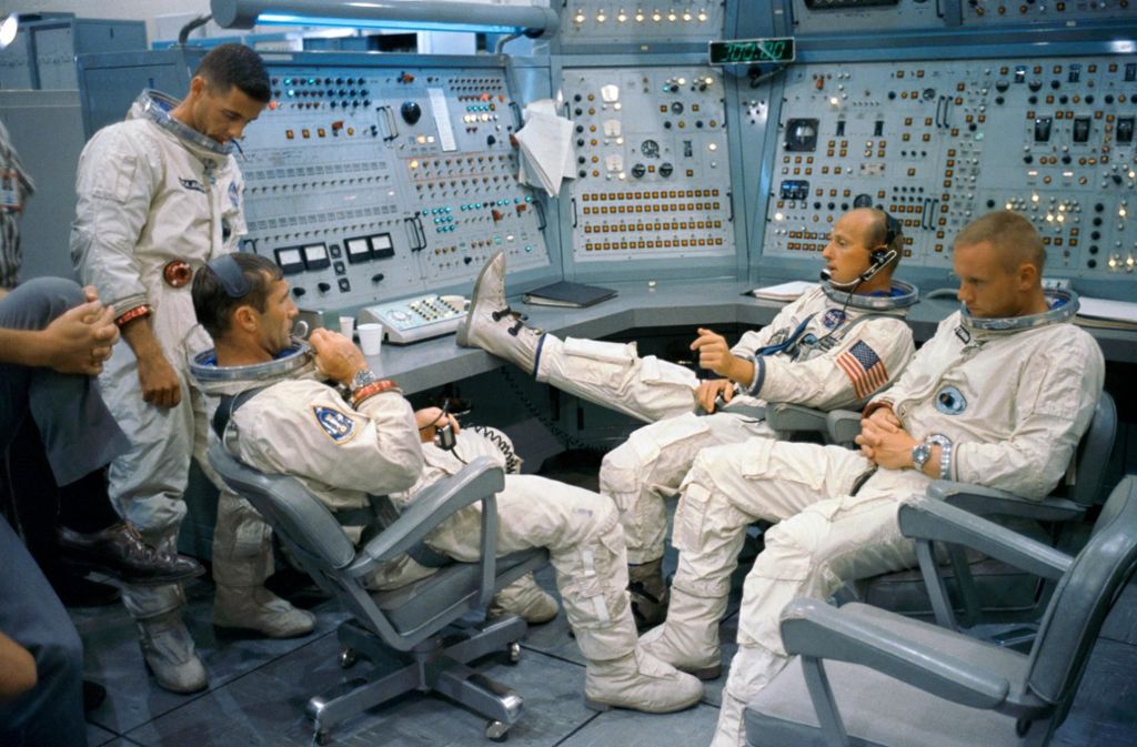Neil Armstrong war Pilot mit Leib und Seele. Als Kind baute er Modellflugzeuge, seine erste Pilotenlizenz erwarb er mit 16 Jahren, danach wurde er Testpilot und studierte Luftfahrttechnik. 1962 wurde er in das Astronauten-Corps aufgenommen. Das Bild zeigt Armstrong (ganz rechts) und seine Kollegen bei einer Besprechung im Simulator.