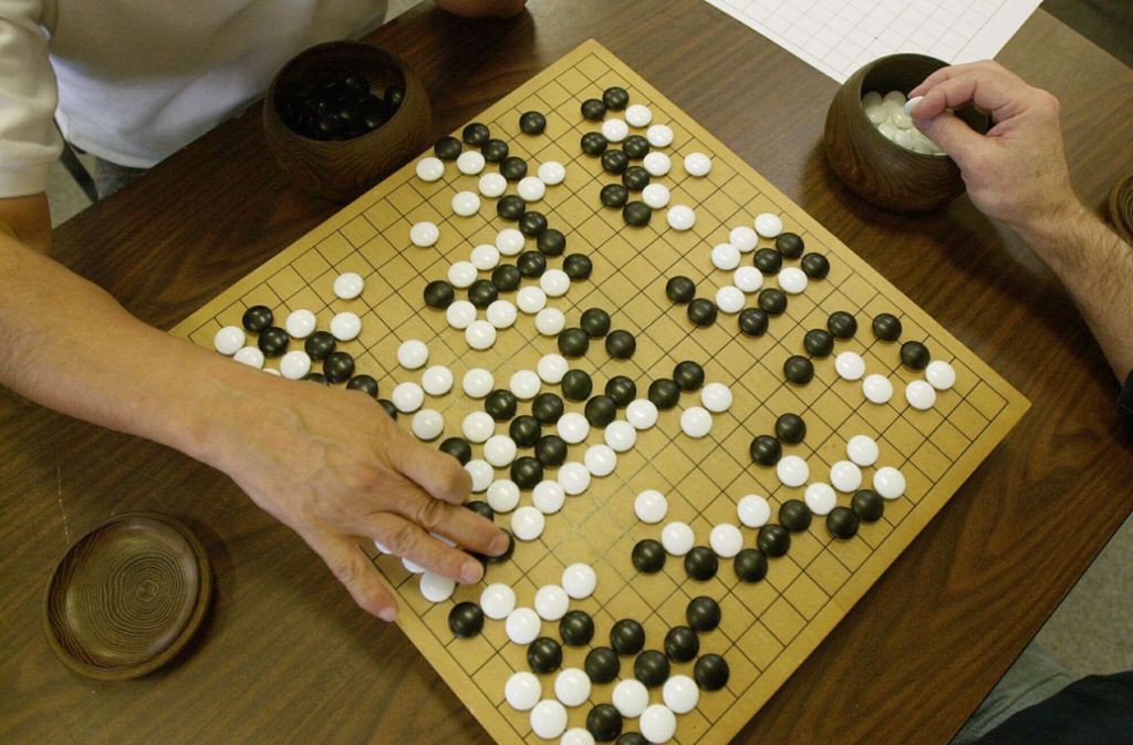 Go lernen: Schach kann jeder – warum nicht Go lernen? Das fernöstliche Brettspiel gilt als ähnlich komplex wie Schach und die weltbesten Spieler hielten zwei Jahrzehnte länger durch, bis auch sie sich einer künstlichen Intelligenz geschlagen geben mussten. Die Grundregeln sind einfach, die Lernkurve steil, Go zu meistern eine Lebensaufgabe.