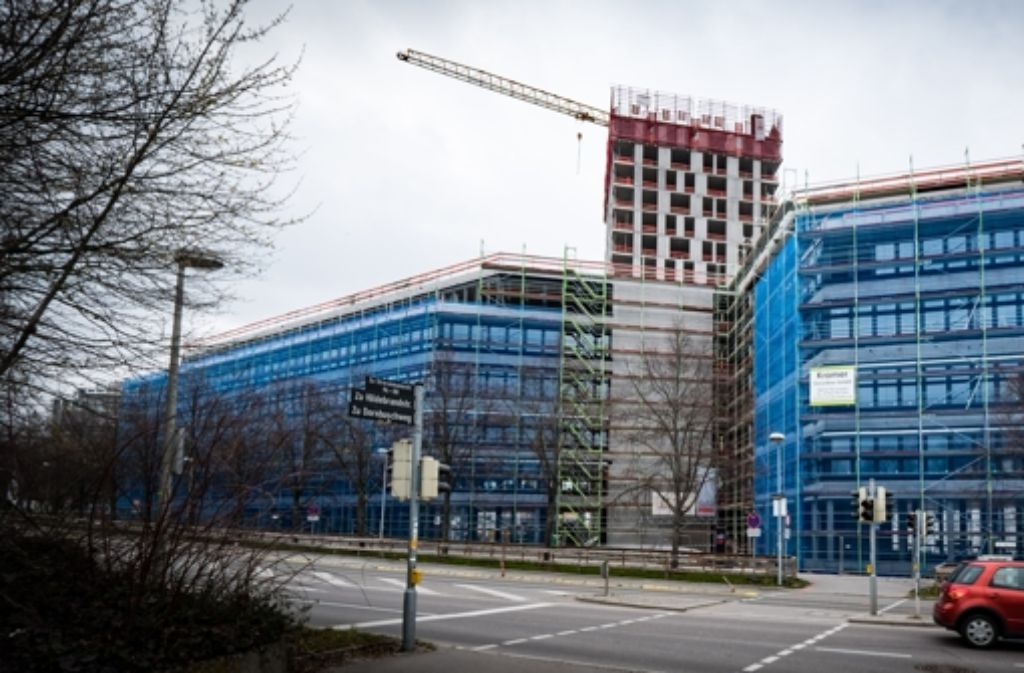 Der neue Gebäudekomplex an der Stresemannstraße wächst derzeit rasant. Hinter dem blauen Gerüst ist der Bürokomplex für Daimler Financial Services zu erkennen. Dahinter ragt der bald 75 Meter hohe Wohnturm in die Höhe.