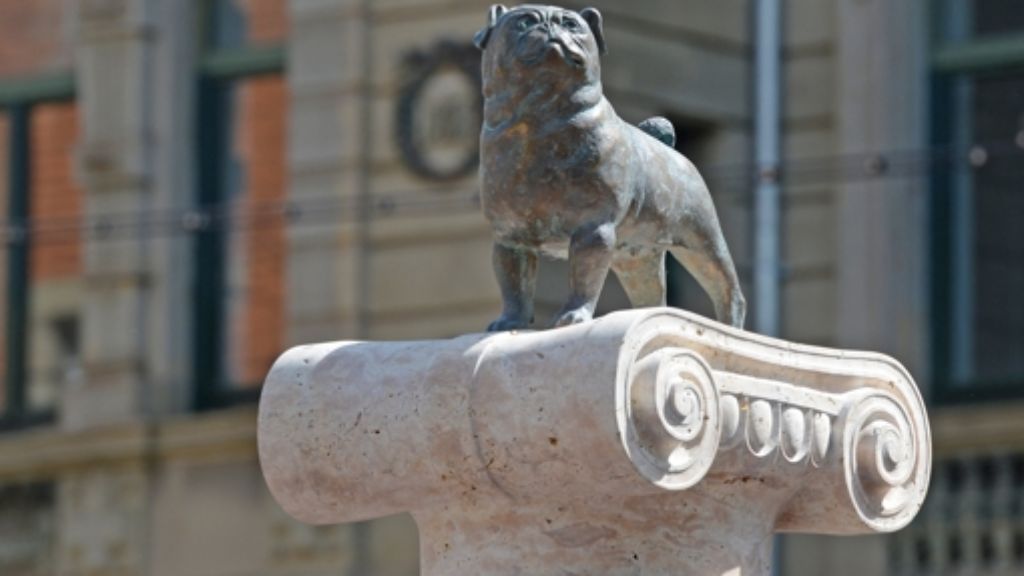 Loriot-Stele in Stuttgart: Mops-Madame wacht über Eugensplatz