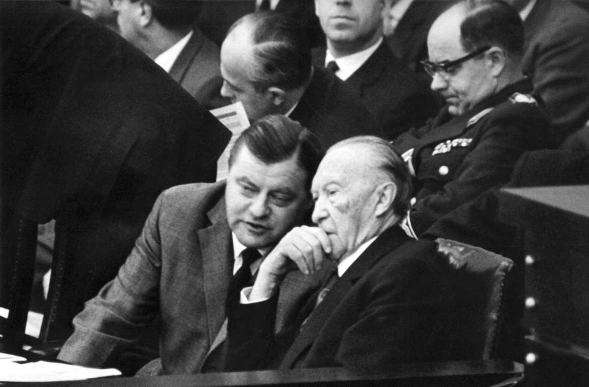 Verteidigungsminister Franz Josef Strauß (CSU) im Gespräch mit Bundeskanzler Konrad Adenauer im Jahr 1962.
