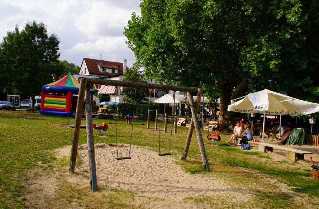 Tipp 8: Die Hüpfburg ist sicher das Highlight des großen Spielplatzes, der zum Biergarten im Tal in Feuerbach gehört – ...