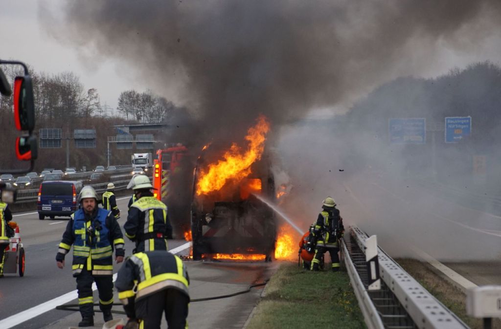 Wahrscheinlich habe ein technischer Defekt den Brand am Freitagnachmittag ausgelöst, sagte eine Sprecherin des zuständigen Führungs- und Lagezentrums in Ulm.