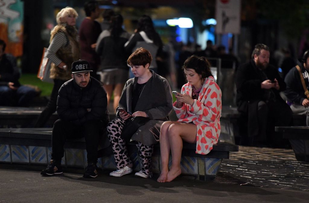Menschen warten vor evakuierten Häusern in Wellington in der Nacht zum Montag.