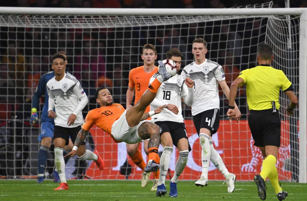 Das holländische Blatt „AD“ meint: „Oranje kann sich für eine starke Leistung gegen Deutschland nicht mit einem Punkt belohnen.“ Memphis Depay versucht sein Glück mit einem Fallrückzieher.