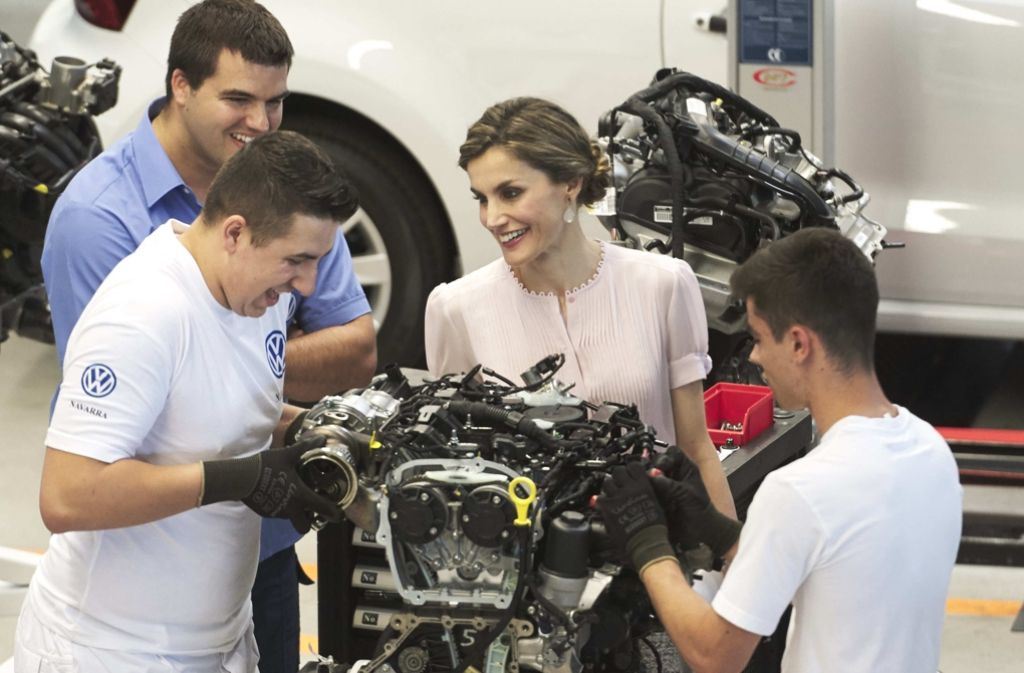 Einmal unter königlichen Augen Schrauben: Im Spanischen VW-Werk in Navarra hat Letizia von Spanien die Stimmung gehoben. Foto: Getty Images Europe
