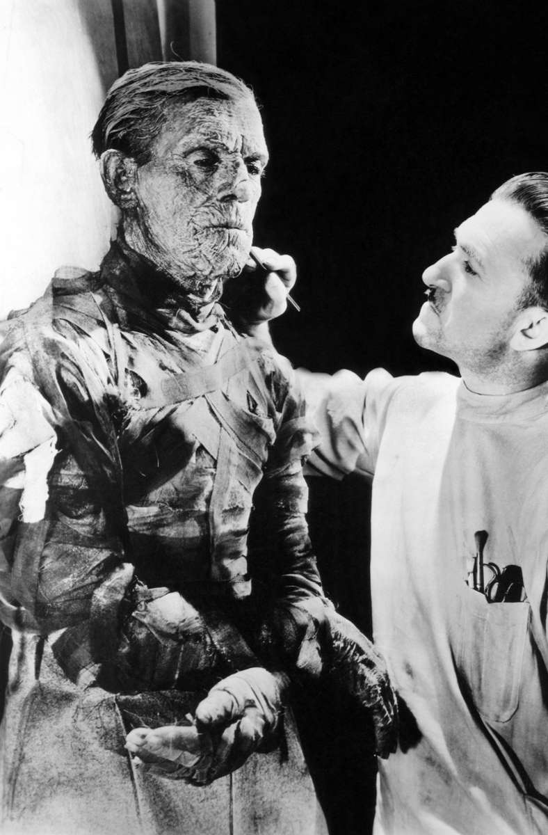 Acht Stunden dauerte es, bis der große Schminkkünstler Jack P. Pierce Karloff ganz zur Mumie gemacht hatte und vor die Kamera schicken konnte, einen Tortur für alle Beteiligten.