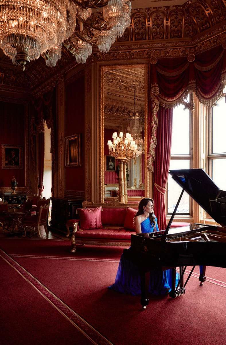Kate saß im Crimson Drawing Room in Windsor Castle am Flügel – in einer azurblauen One-Shoulder-Robe.