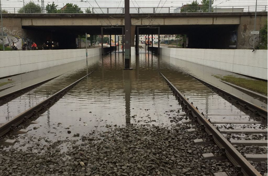 Unter der Bahnbrücke am Südring in Rostock (Mecklenburg-Vorpommern) stehen nach dem Unwetter am Donnerstag die Straßenbahnschienen unter Wasser