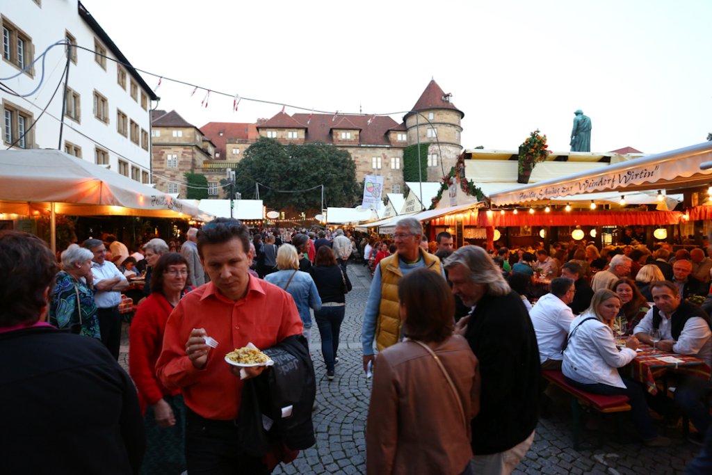 Bei gutem Wetter startete das Stuttgarter Weindorf mit grossem Besucherandrang.
