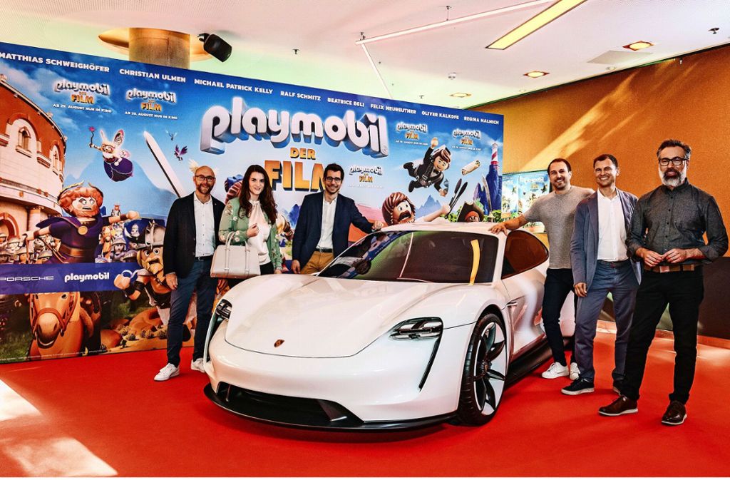 Die Macher von „Playmobil- Der Film“ auf dem roten Teppich in München mit einem Sportwagen Mission E.