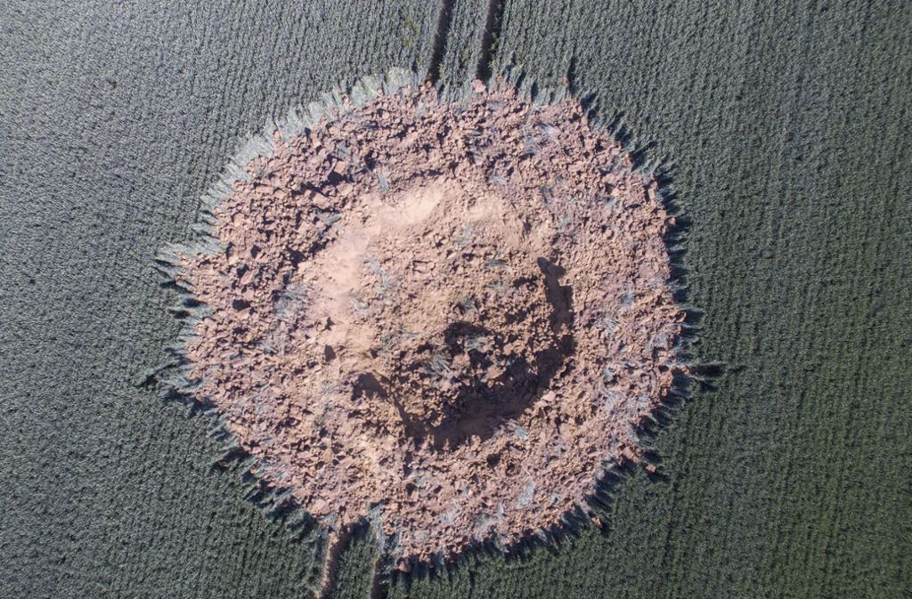 Ein riesiger Krater ist nach der Explosion einer Weltkriegsbombe auf einem Gerstenfeld bei Ahlbach nahe Limburg in Hessen zu sehen.